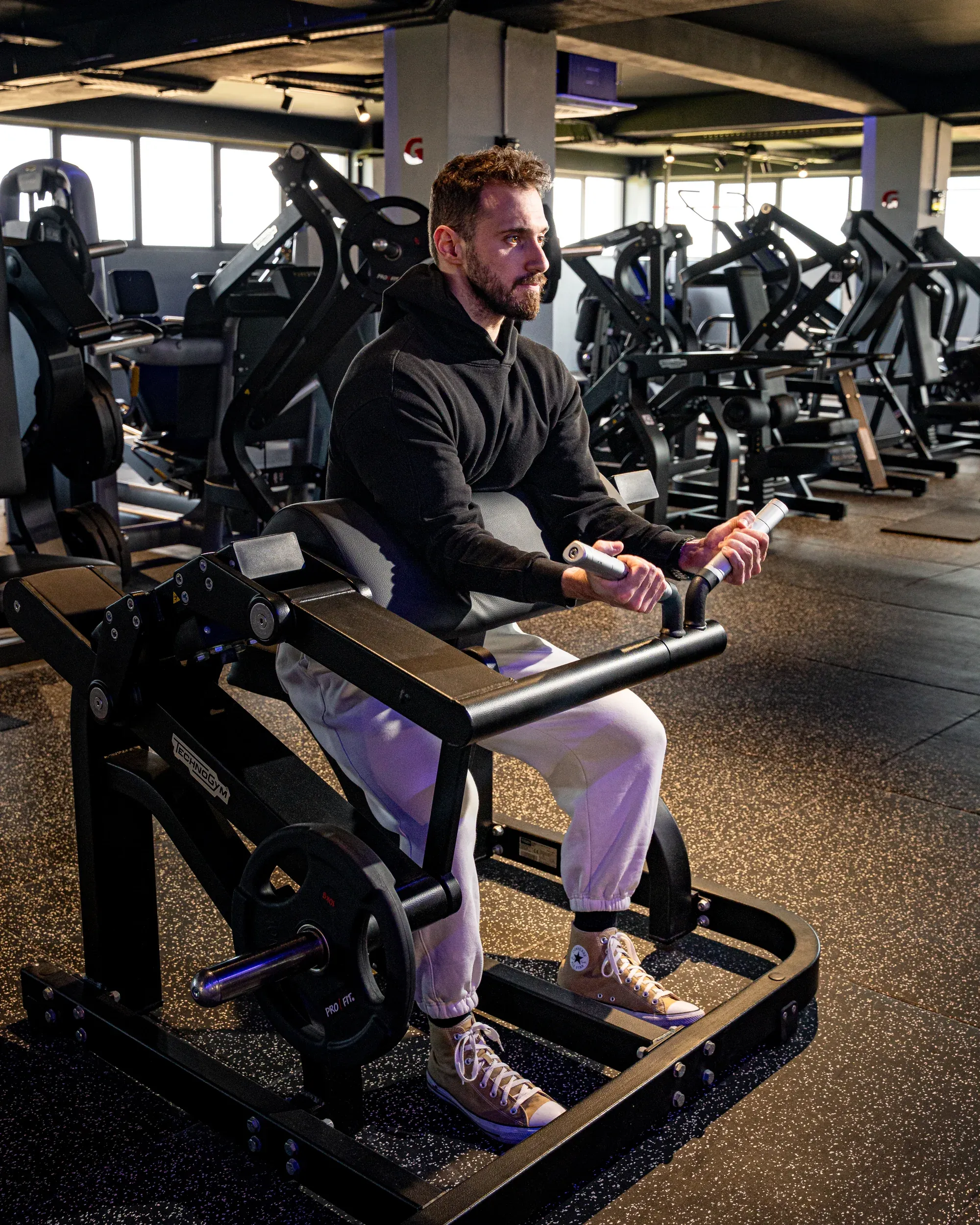 Μέλος του Gymnasium προπονείται σε μηχάνημα της σάλας