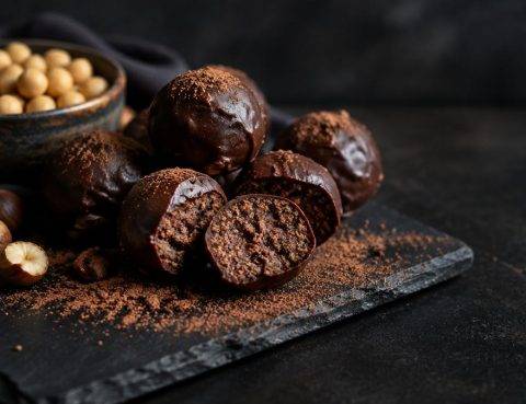 Σοκολατένιες energy balls με επικάλυψη κουβερτούρας, ρεβίθια και φουντούκια σε πλάκα