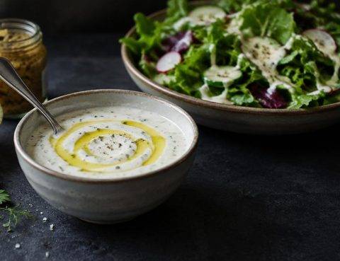 Μπολ με dressing γιαουρτιού, λεμόνι, μουστάρδα και πράσινη σαλάτα