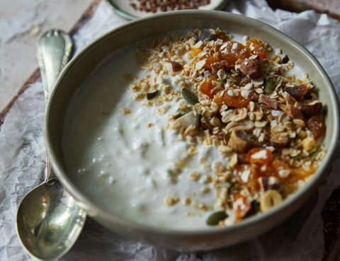 Στραγγιστό γιαούρτι με βρώμη και καρύδια
